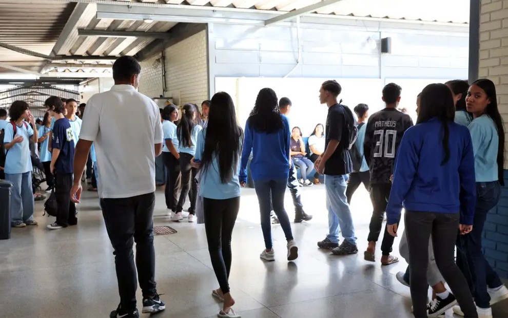 Adolescentes em escola pública