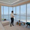 O corretor Bruno Cassola apresentando apartamento de luxo beira-mar