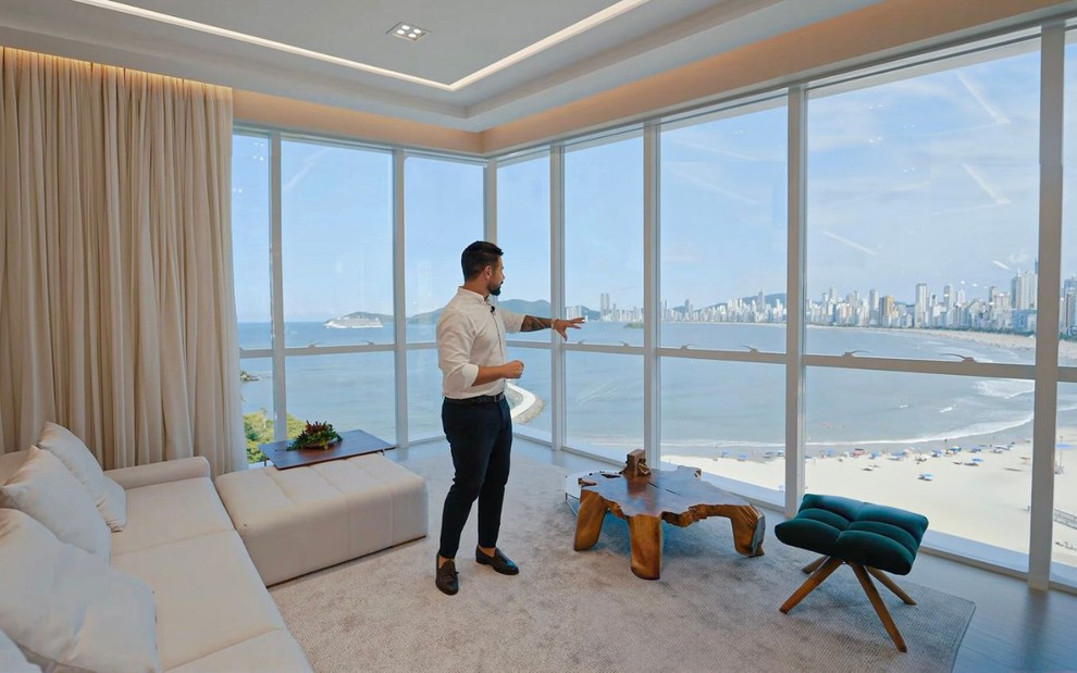 O corretor Bruno Cassola apresentando apartamento de luxo beira-mar