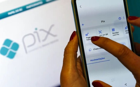 Aplicativo de banco no celular e atrás uma tela escrito "pix"