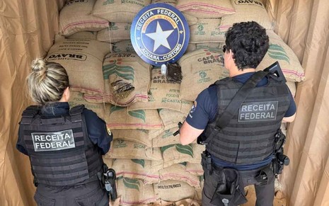 Agentes da Receita Federal em apreensão de drogas