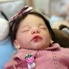 Bebê reborn de olhos fechados
