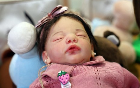 Bebê reborn de olhos fechados