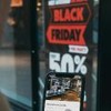 Fachada de loja com promoção da Black Friday