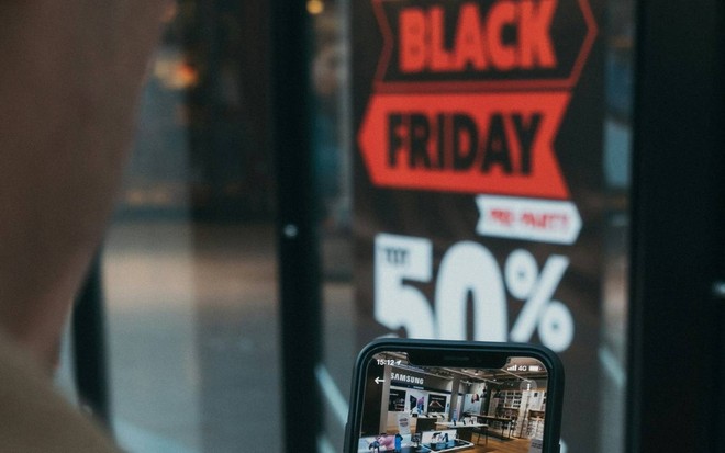 Fachada de loja com promoção da Black Friday