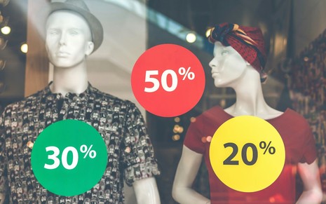 Símbolos de promoção na fachada de loja