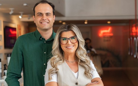 Rômulo Figurelli e Gabrielli Bernardes, fundadores da bLOw – Escova Inteligente, em Porto Alegre