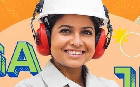 Colaboradora da Bracell em foto promocional do programa de estágio