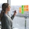 Imagem de mulher preenchendo post-its