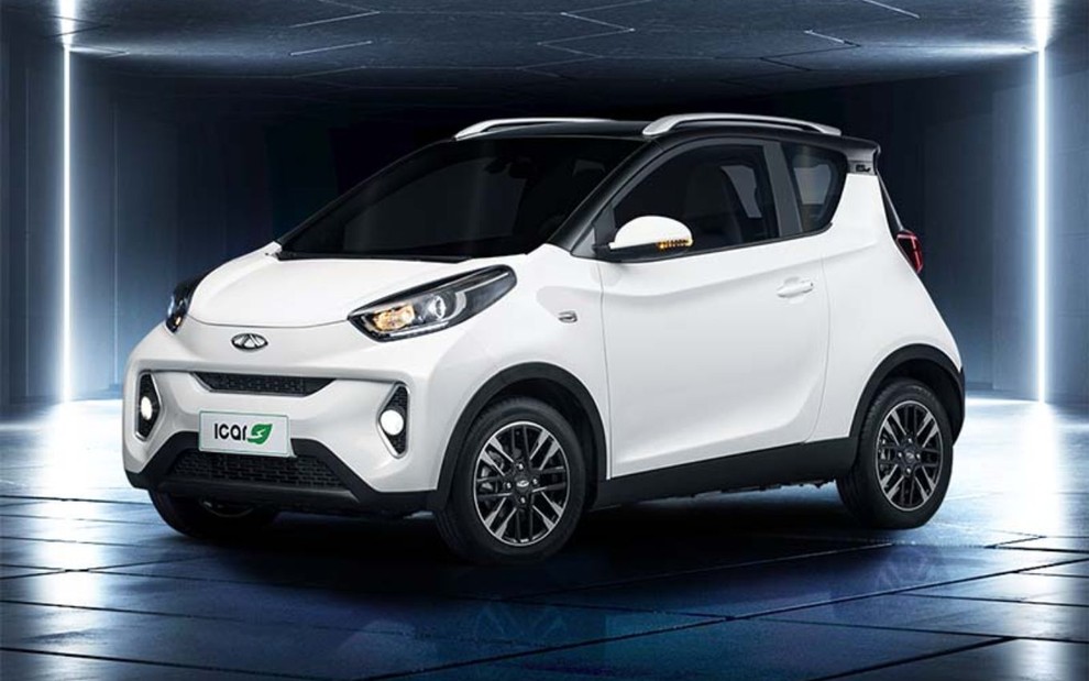 Carro da marca CAOA Chery da cor branca em cima de uma plataforma