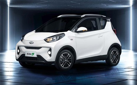 Carro da marca CAOA Chery da cor branca em cima de uma plataforma