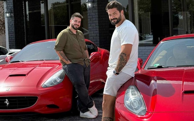 Vasco Pinheiro e Diego Moralles na frente de carros na CFO Auto Group