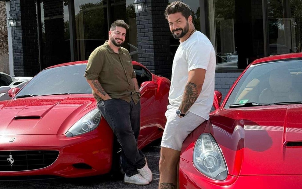 Vasco Pinheiro e Diego Moralles na frente de carros na CFO Auto Group