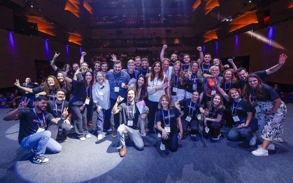 Imagem da equipe da Caf em evento em São Paulo