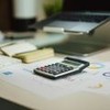 Imagem de calculadora em mesa