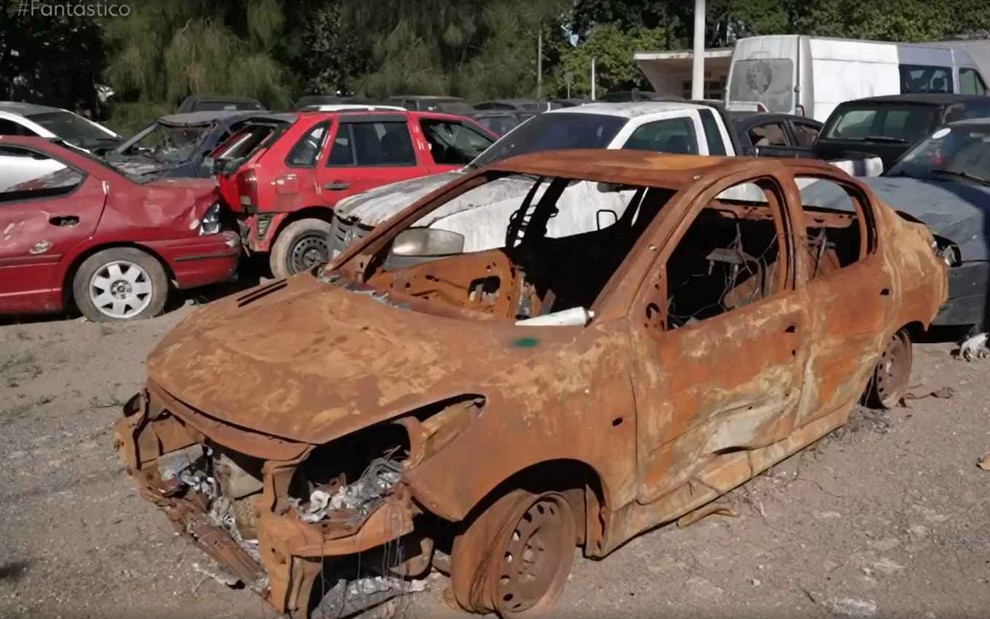 Imagem de carro queimado em tentativa de golpe da seguradora