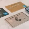 Cartões de crédito sobre uma mesa