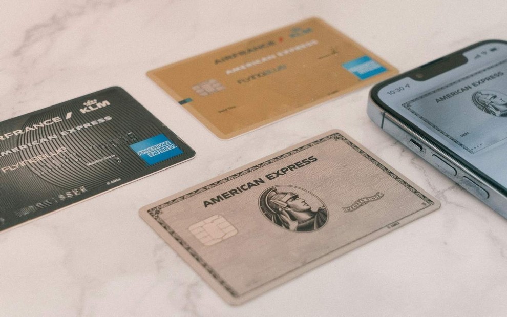 Cartões de crédito sobre uma mesa