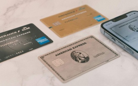 Cartões de crédito sobre uma mesa