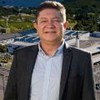 Christiano Junkes, fundador do Grupo Flexível, na frente da fábrica da empresa em Jaraguá do Sul