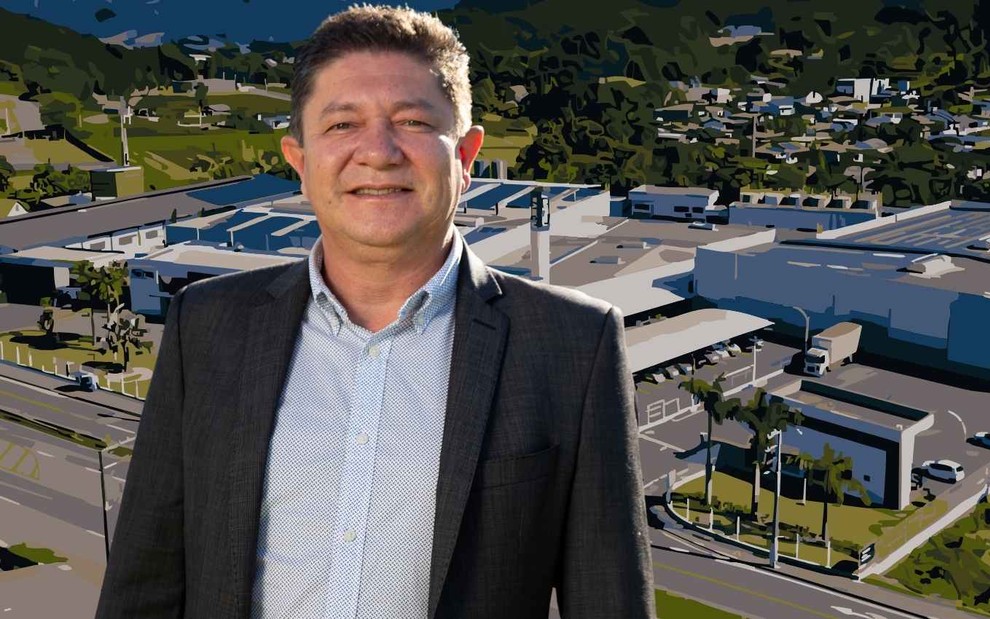 Christiano Junkes, fundador do Grupo Flexível, na frente da fábrica da empresa em Jaraguá do Sul