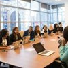 Imagem de equipe em sala de reunião