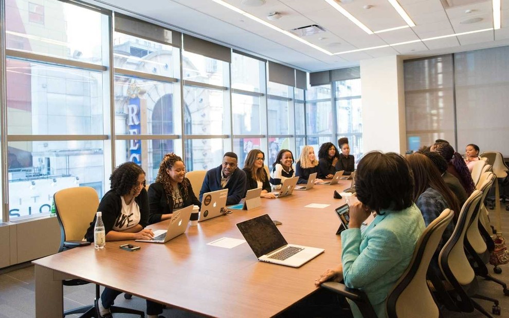 Imagem de equipe em sala de reunião