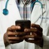 Médico mexendo em seu smartphone