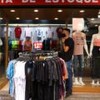 Loja aberta com clientes na frente