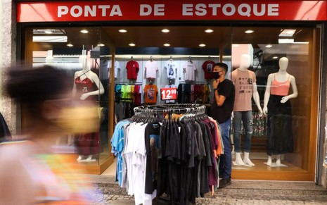 Loja aberta com clientes na frente