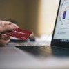 Pessoa realiza compra com cartão na internet