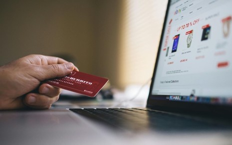 Pessoa realiza compra com cartão na internet