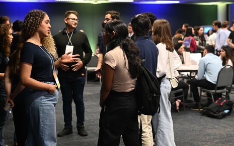 Imagem de jovens na Conferência Na Prática