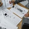 Imagem de empreendedor analisando planilhas