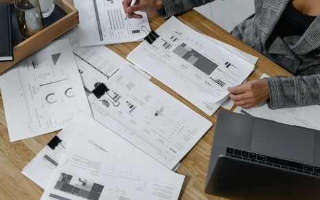Imagem de empreendedor analisando planilhas