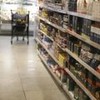 Corredor de supermercado e carrinho ao fundo