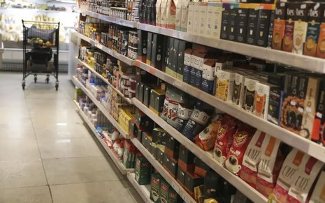 Corredor de supermercado e carrinho ao fundo