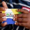 Criança  segurando cartão do Bolsa Família