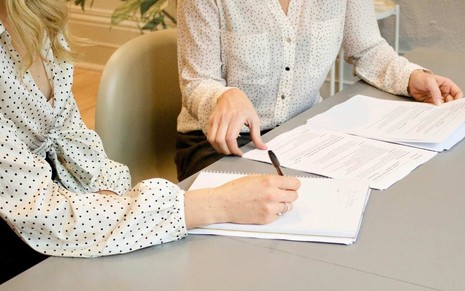 Recrutadoras avaliam currículos