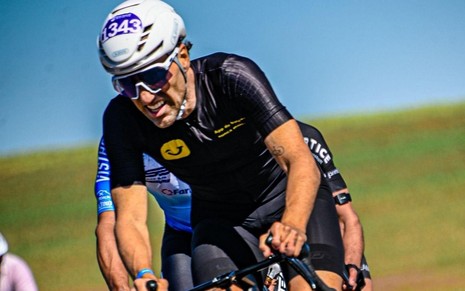 Davi Holanda, fundador e CEO do Jota, em prova de ciclismo