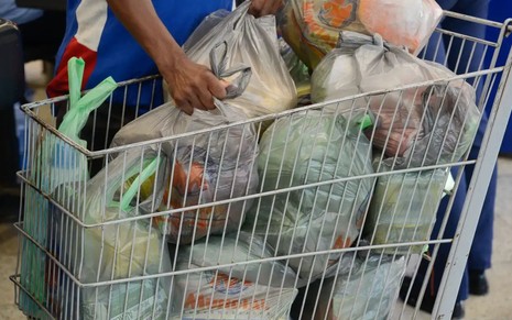 Carrinho de supermercado com compras