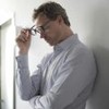 Homem preocupado com dívidas