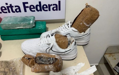 Pacote de drogas dentro do tênis branco