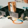 Casa miniatura com dinheiro dentro