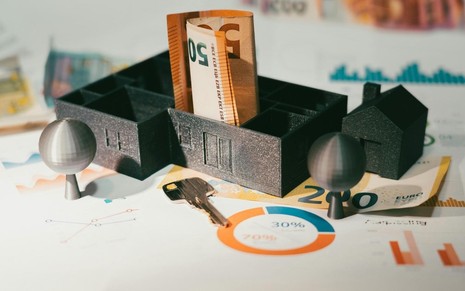 Casa miniatura com dinheiro dentro