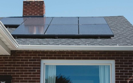 Casa com placa solar instalada no telhado