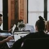 Pessoas trabalham juntas em um escritório