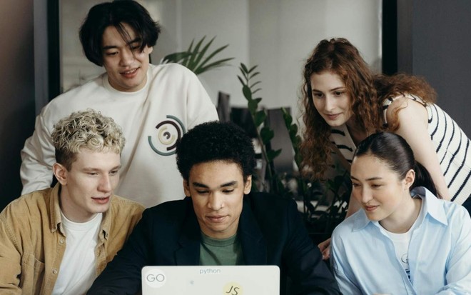 Imagem de estudantes universitários em estágio