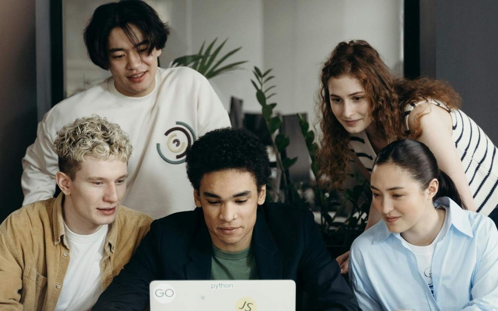 Imagem de estudantes universitários em estágio