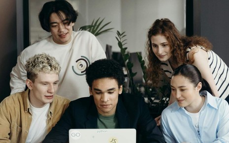 Imagem de estudantes universitários em estágio